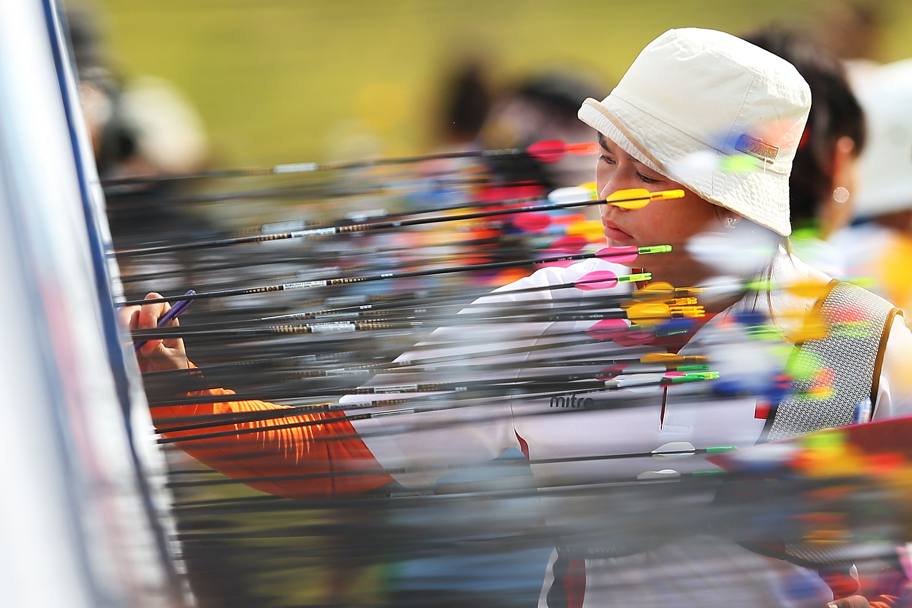 Asian Games, recupero delle frecce durante la gara di tiro con l’arco femminile dai 70 metri (Getty Images)